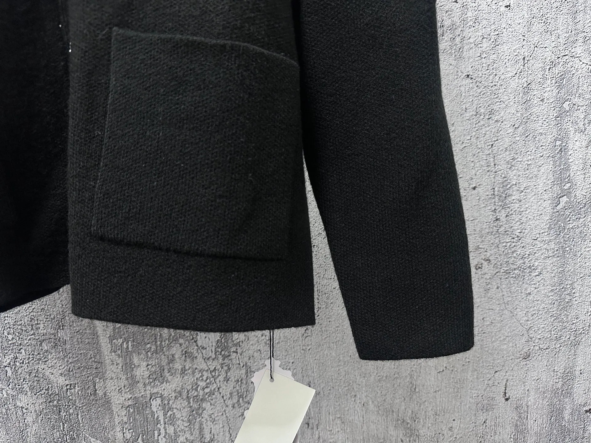 P400 [𝐶ℎ𝑟𝑜𝑚𝑒 𝐻𝑒𝑎𝑟𝑡𝑠] Crow heart patch leopard print leather label knitted. It took a month to finally be shipped. I love it so much. The upper body is really cool. If you look through the street photos at will, you will find that celebrities regard it as a collectible, a must-have item for men and women who want light luxury for commuting. It took 1 month to develop the highest version on the entire network, from pattern making to production, with a full set of customized accessories, high-end and full of class! The whole piece is made of imported pure cotton knitted wool Color: Black Size: S M L